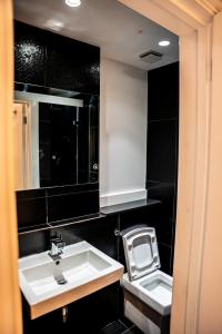 Spacious 2-BDR Flat! 1 minute to tube station