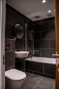 Spacious 2-BDR Flat! 1 minute to tube station