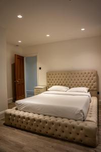 Spacious 2-BDR Flat! 1 minute to tube station