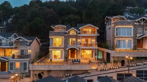 ELIVAAS privé The Royce Rose 4 BHK Hilltop Villa With Jacuzzi, Private Pool & Hill Views