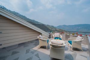 ELIVAAS privé The Royce Rose 4 BHK Hilltop Villa With Jacuzzi, Private Pool & Hill Views