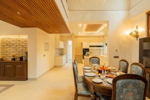 ELIVAAS privé The Royce Rose 4 BHK Hilltop Villa With Jacuzzi, Private Pool & Hill Views