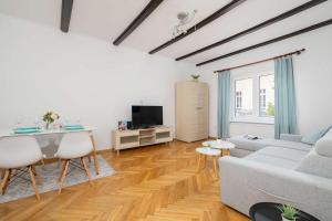 Prusa Stylish Apartment Close to the Center of Cracow by Noclegi Renters
