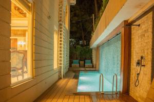 ELIVAAS privé The Royce Rose 4 BHK Hilltop Villa With Jacuzzi, Private Pool & Hill Views