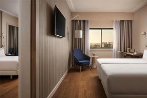 Family Connecting Room (2 Adults + 2 Children) room in NH Lisboa Campo Grande