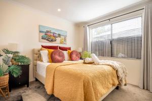 Sunny 1BR house, sleeps 4, near Fremantle, Fiona Stanley Hosp & Cockburn Getaway