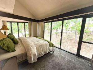 Treetop Village-3Bed3BAPoolsLakefrontLakeview