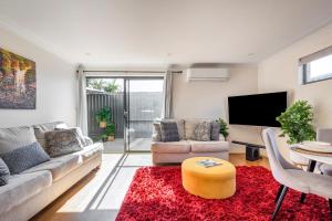 Sunny 1BR house, sleeps 4, near Fremantle, Fiona Stanley Hosp & Cockburn Getaway