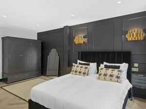 The Mayfair Noir: Elegant 2-Bed2-Bath Pass the Keys