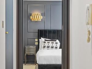 The Mayfair Noir: Elegant 2-Bed2-Bath Pass the Keys