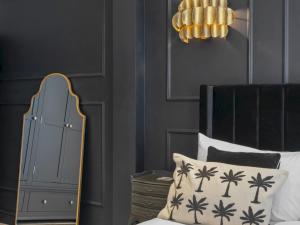 The Mayfair Noir: Elegant 2-Bed2-Bath Pass the Keys