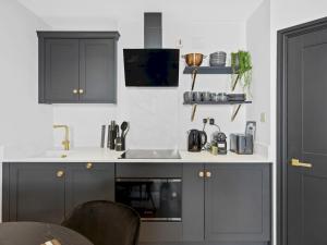 The Mayfair Noir: Elegant 2-Bed2-Bath Pass the Keys