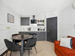 The Mayfair Noir: Elegant 2-Bed2-Bath Pass the Keys