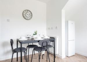 3 BDR House By Caledonia Luxe Stays Short Lets & Serviced Accommodation Broxburn