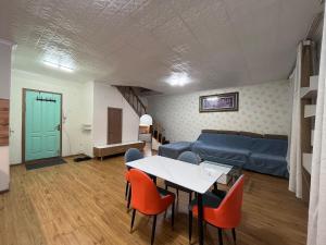 City Center 2 Storey 2 Beds, 1 Sofa with Balcony