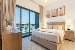 Facing Arabian Gulf and Mountain 4BR Villa and Assistant Room with Outdoor Pool and BBQ Space, Al Dana Island, Fujairah by Deluxe Holiday Homes