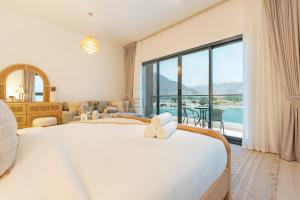 Facing Arabian Gulf and Mountain 4BR Villa and Assistant Room with Outdoor Pool and BBQ Space, Al Dana Island, Fujairah by Deluxe Holiday Homes