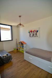 Grande maison atypique avec piscine à débordement