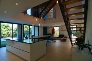 Grande maison atypique avec piscine à débordement