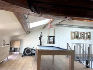 Grande maison atypique avec piscine à débordement