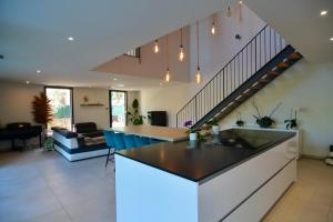 Villas Grande maison atypique avec piscine a debordement : photos des chambres
