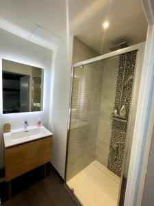 Villas Grande maison atypique avec piscine a debordement : photos des chambres