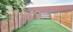 Dagenham - House - Sleeps 4 - Garden - City Centre