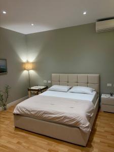 The Pebble Couch Apartment