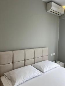 The Pebble Couch Apartment