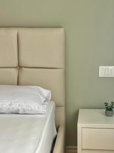 The Pebble Couch Apartment