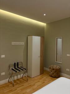 The Pebble Couch Apartment