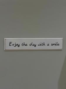 The Pebble Couch Apartment