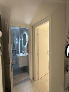 A nest for two in Athens