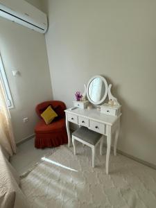 A nest for two in Athens