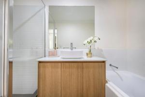 Charming Hampton-Style Retreat,Tranquil Private Bedroom with Shared Bathroom