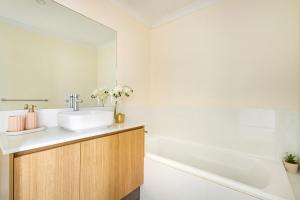 Charming Hampton-Style Retreat,Tranquil Private Bedroom with Shared Bathroom