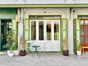 Stylist Siamese Design House Steps To Chinatown - Self Check In