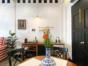 Stylist Siamese Design House Steps To Chinatown - Self Check In