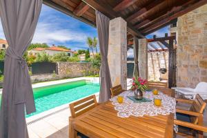 Holiday house SEASCAPE II with heated pool near the sea