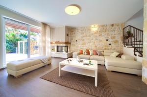 Holiday house SEASCAPE II with heated pool near the sea