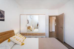 My Dalmatia - Sea view apartment Klara with garage and barbecue