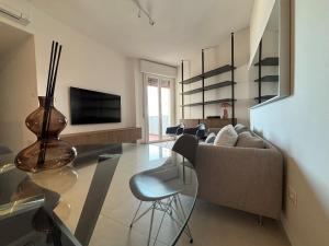 CN018 - Cesenatico, elegante quadrilocale fronte mare con posto auto