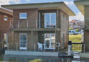 FLOATING HOUSES Classic _ _Schwimm