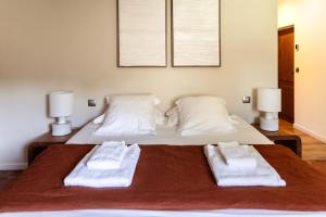 Maisons d'hotes MAS MILLESIME - Chambre double - petit dejeuner - piscine - Mas du XVIIIeme siecle proche Saint-Remy-de-Provence : photos des chambres
