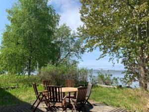 Omakotitalo veistämöllä meren rannassa