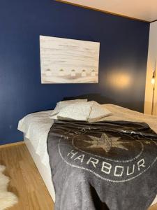 Omakotitalo veistämöllä meren rannassa