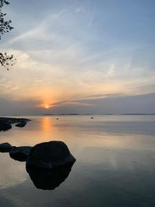 Omakotitalo veistämöllä meren rannassa