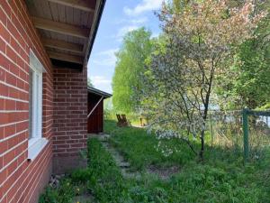 Omakotitalo veistämöllä meren rannassa