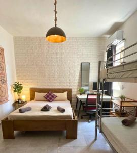 Gzira Prime Spot, Stylish Industrial Apt, Sleeps 11