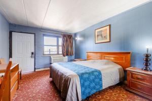 King Bed Non-Smoking room in Admiral Motel By OYO Chicago I-94